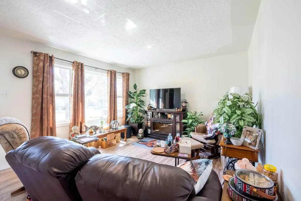 734 4 Street S Lethbridge AB T1J 2B1
