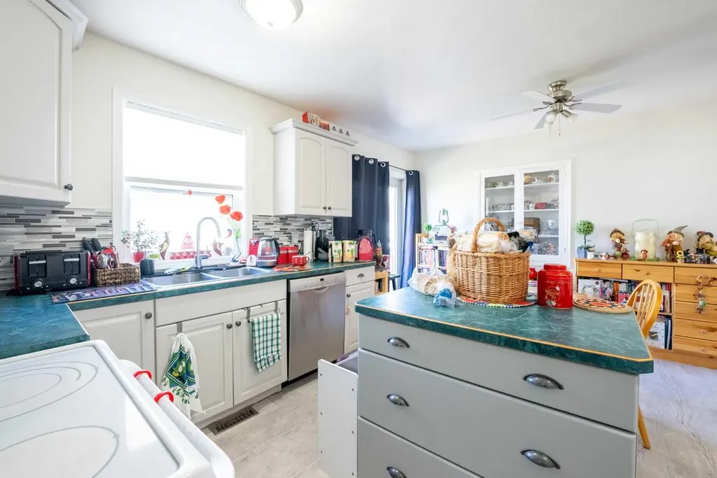 734 4 Street S Lethbridge AB T1J 2B1