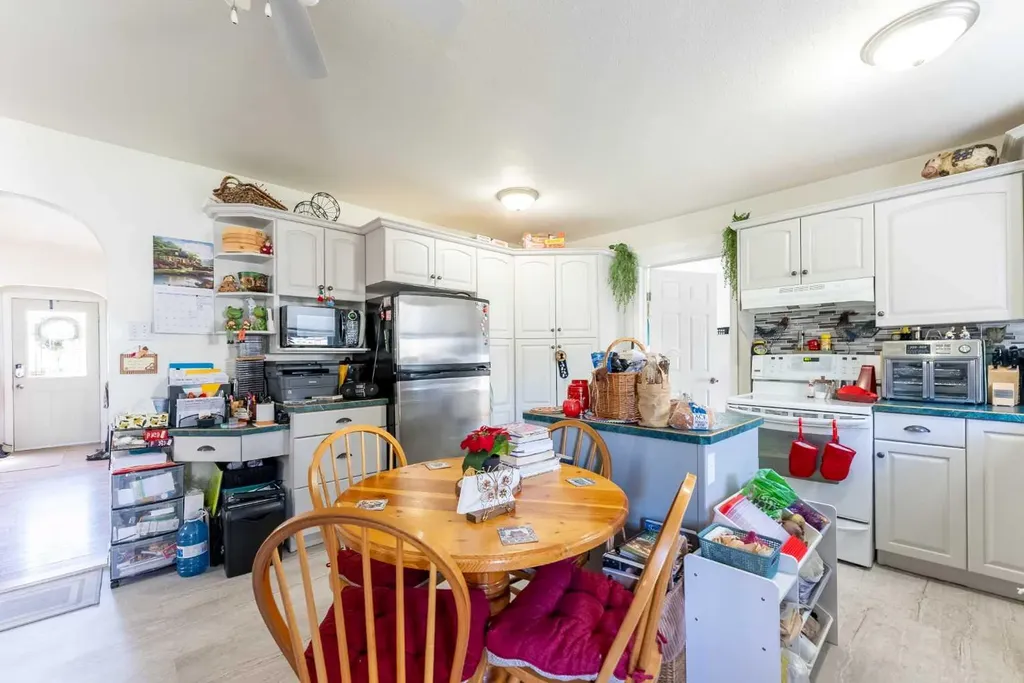 734 4 Street S Lethbridge AB T1J 2B1