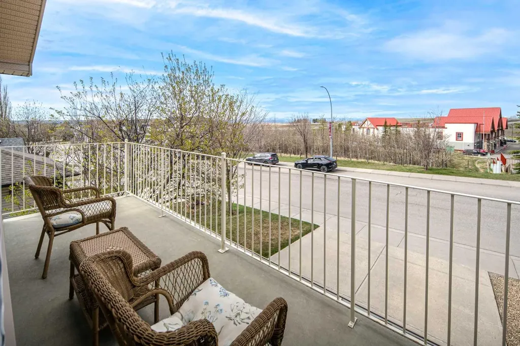 10514 Rockyledge Street NW Calgary AB T3G 5N2