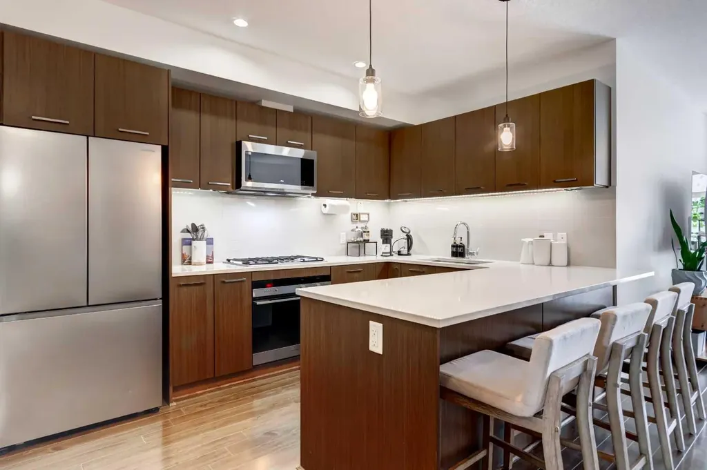 323 20 Avenue SW Calgary AB T2S 2G5