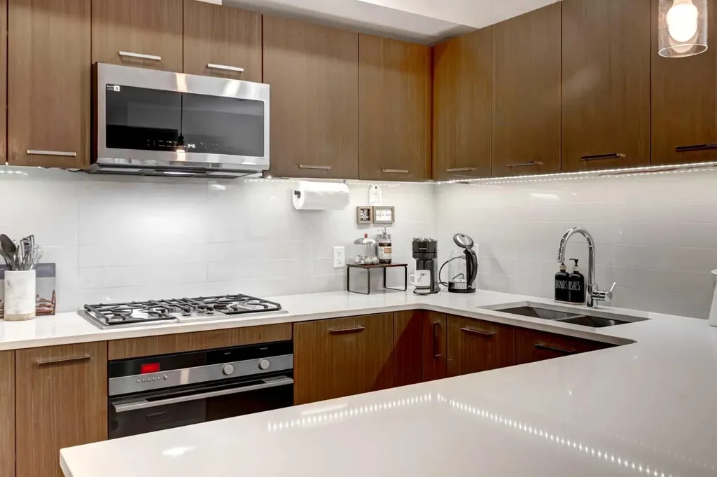 323 20 Avenue SW Calgary AB T2S 2G5