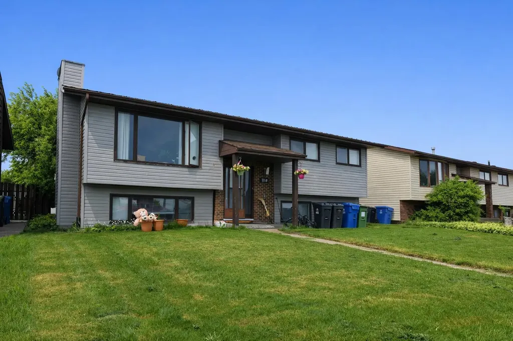 5719 60 Avenue Rocky Mountain House AB T4T1B7