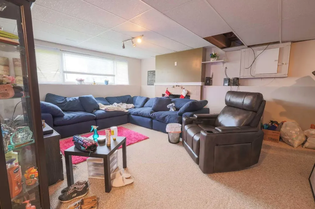 5719 60 Avenue Rocky Mountain House AB T4T1B7