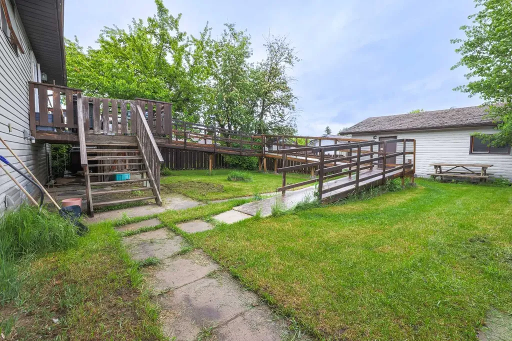 5719 60 Avenue Rocky Mountain House AB T4T1B7
