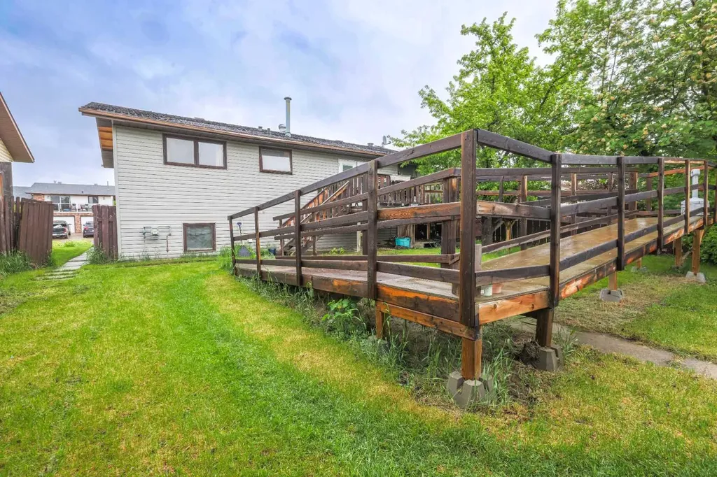 5719 60 Avenue Rocky Mountain House AB T4T1B7
