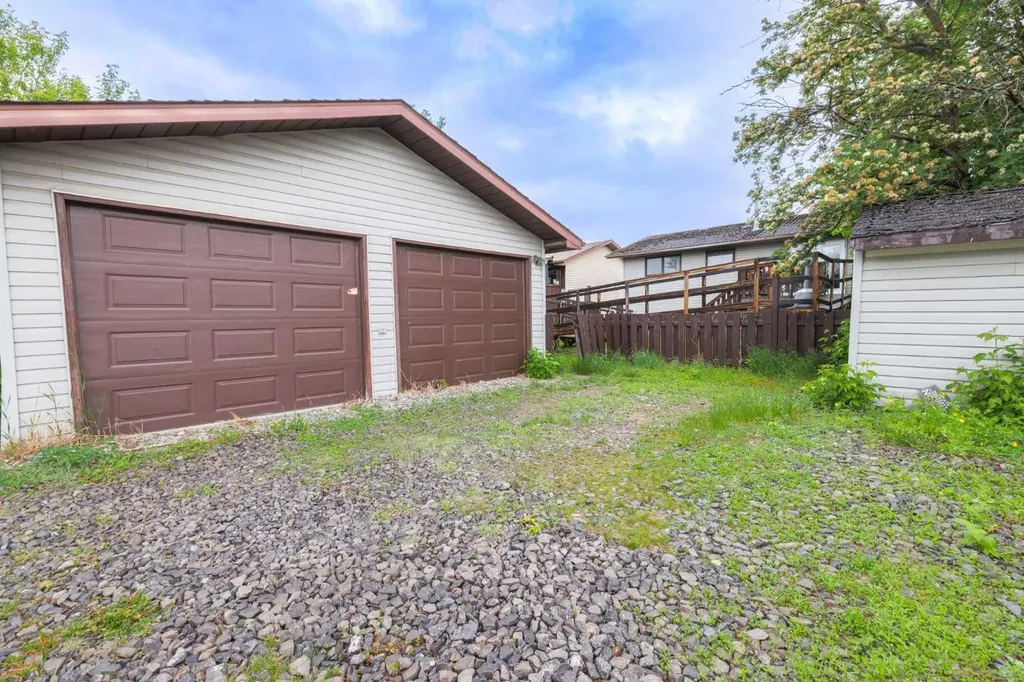 5719 60 Avenue Rocky Mountain House AB T4T1B7