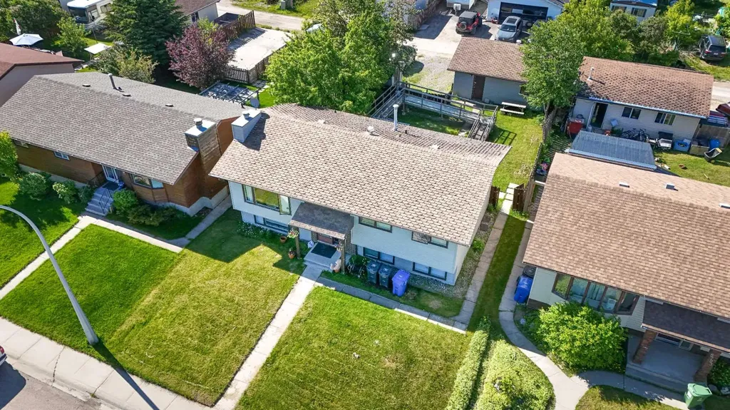 5719 60 Avenue Rocky Mountain House AB T4T1B7