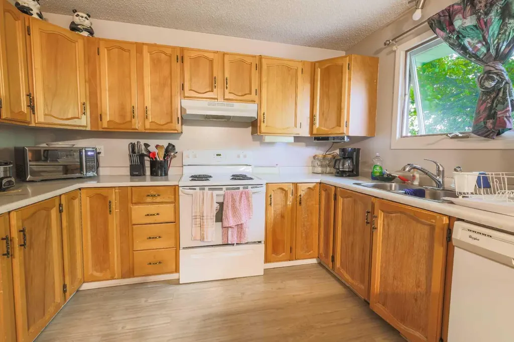 5719 60 Avenue Rocky Mountain House AB T4T1B7