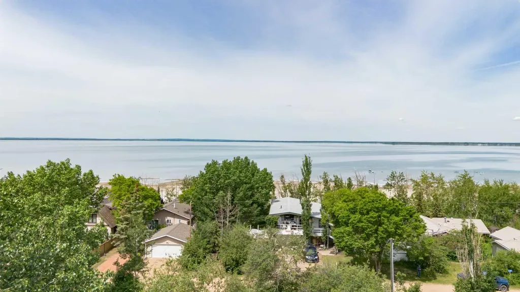 44 Lakeview Avenue White Sands AB T0C 2L0