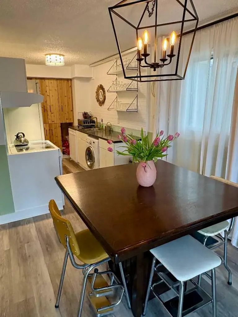 1607 26 Avenue SW Calgary AB T2T 1C7