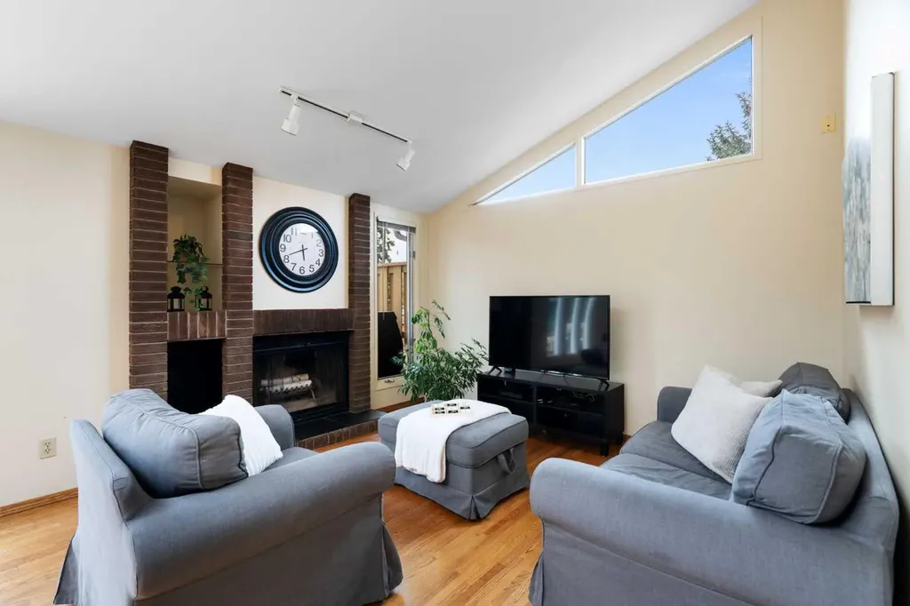 5047 Batchelor Crescent NW Calgary AB T2L 1S8