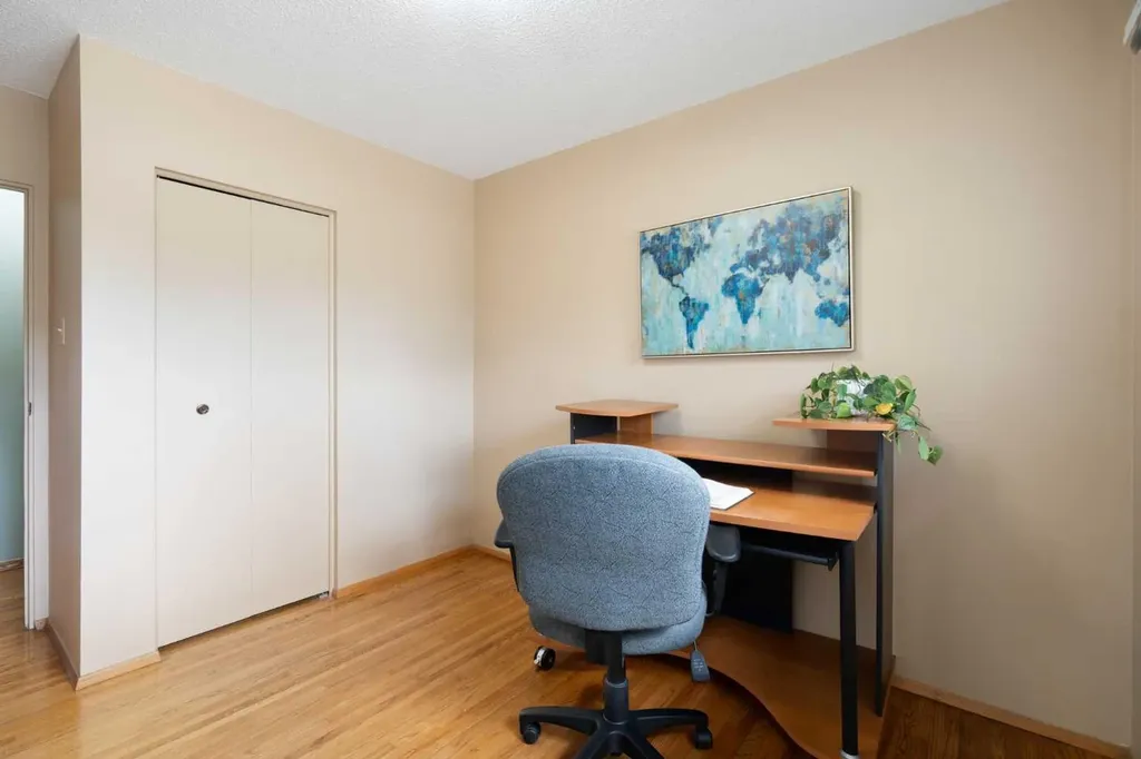 5047 Batchelor Crescent NW Calgary AB T2L 1S8