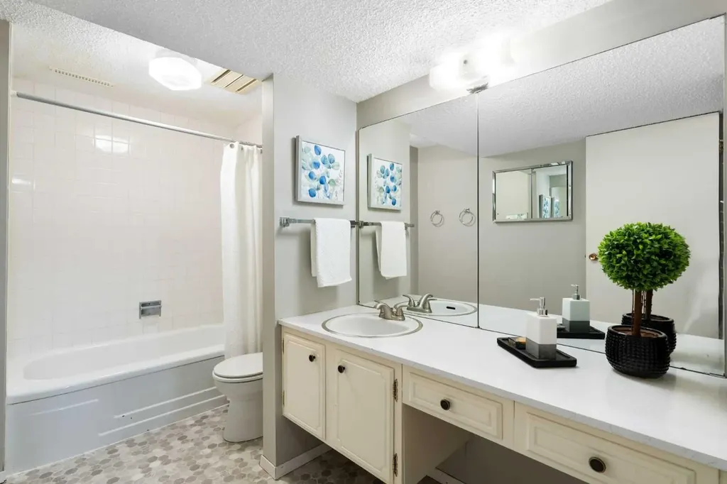 5047 Batchelor Crescent NW Calgary AB T2L 1S8