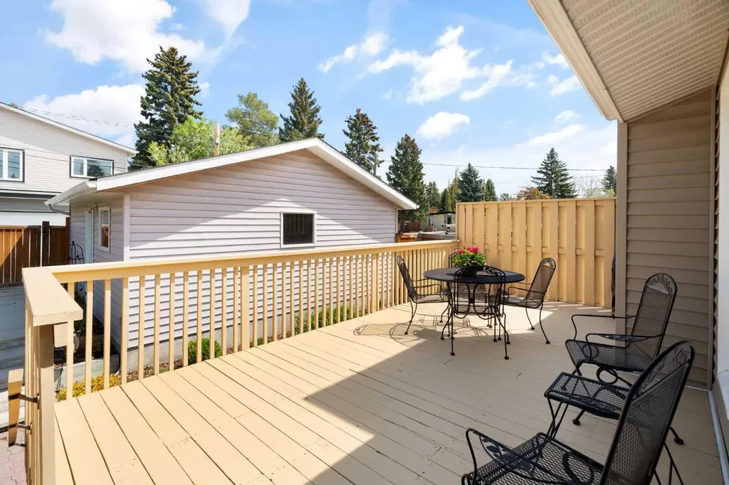 5047 Batchelor Crescent NW Calgary AB T2L 1S8