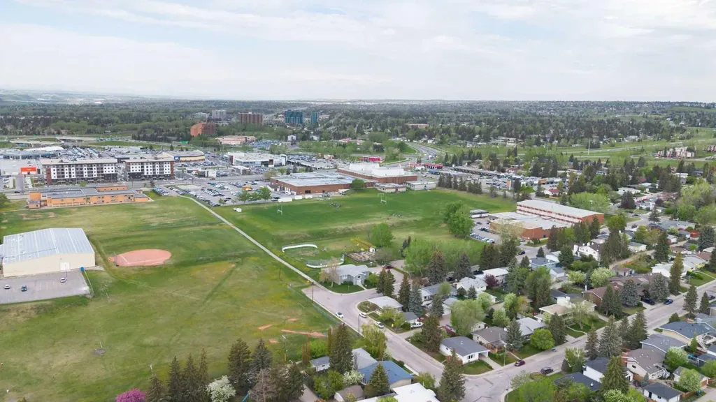 5047 Batchelor Crescent NW Calgary AB T2L 1S8
