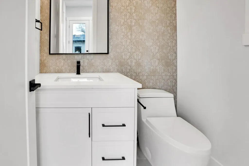 8528 47 Avenue NW Calgary AB t3b1z9