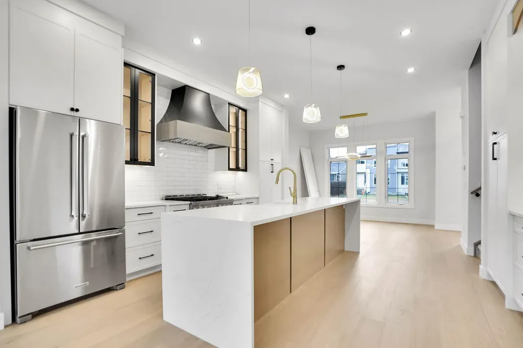 8528 47 Avenue NW Calgary AB t3b1z9