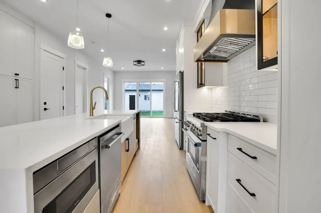 8528 47 Avenue NW Calgary AB t3b1z9