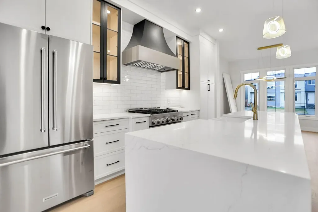8528 47 Avenue NW Calgary AB t3b1z9