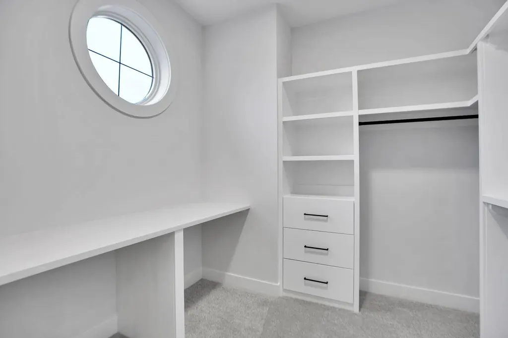 8528 47 Avenue NW Calgary AB t3b1z9