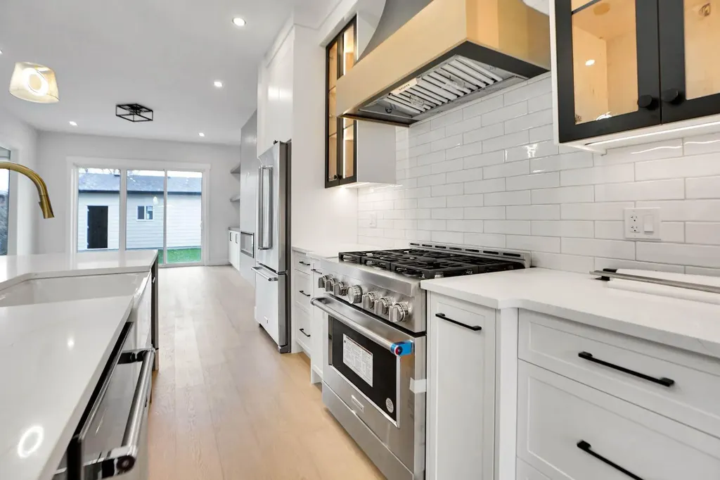 8528 47 Avenue NW Calgary AB t3b1z9