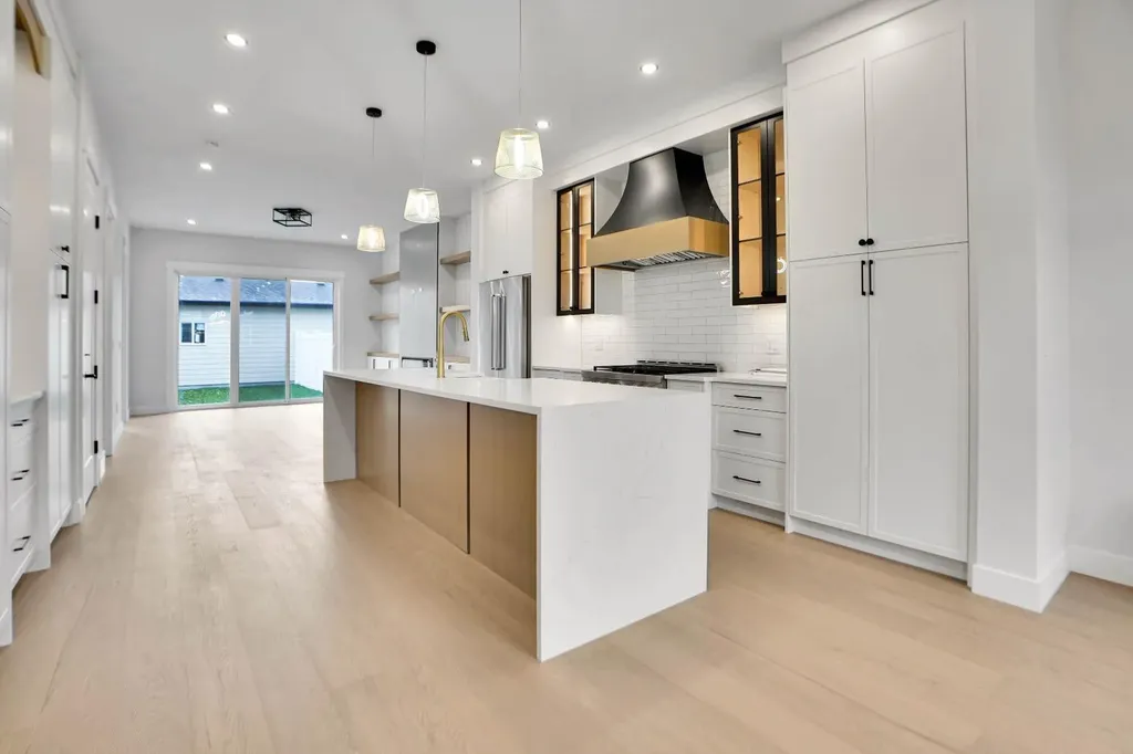 8528 47 Avenue NW Calgary AB t3b1z9