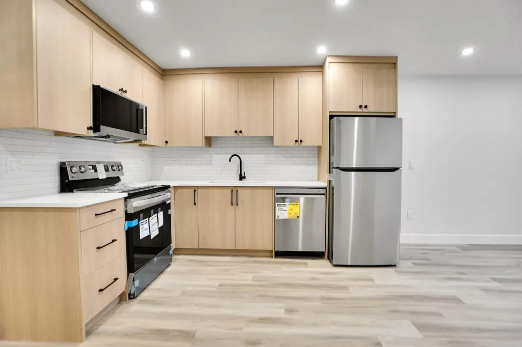 8528 47 Avenue NW Calgary AB t3b1z9