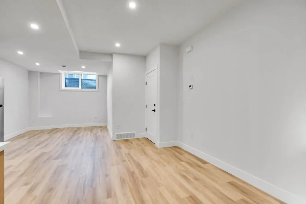 8528 47 Avenue NW Calgary AB t3b1z9
