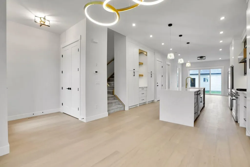 8528 47 Avenue NW Calgary AB t3b1z9
