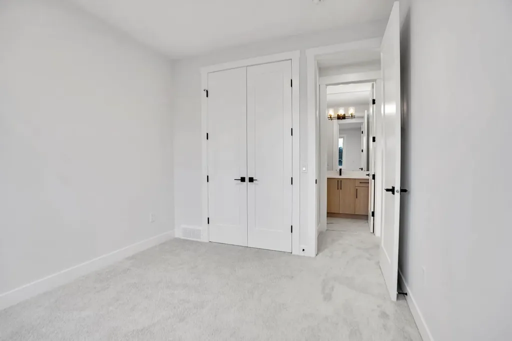 8528 47 Avenue NW Calgary AB t3b1z9