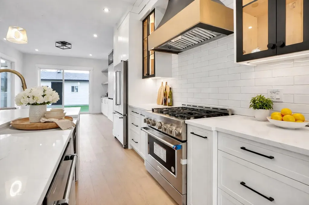 8528 47 Avenue NW Calgary AB t3b1z9