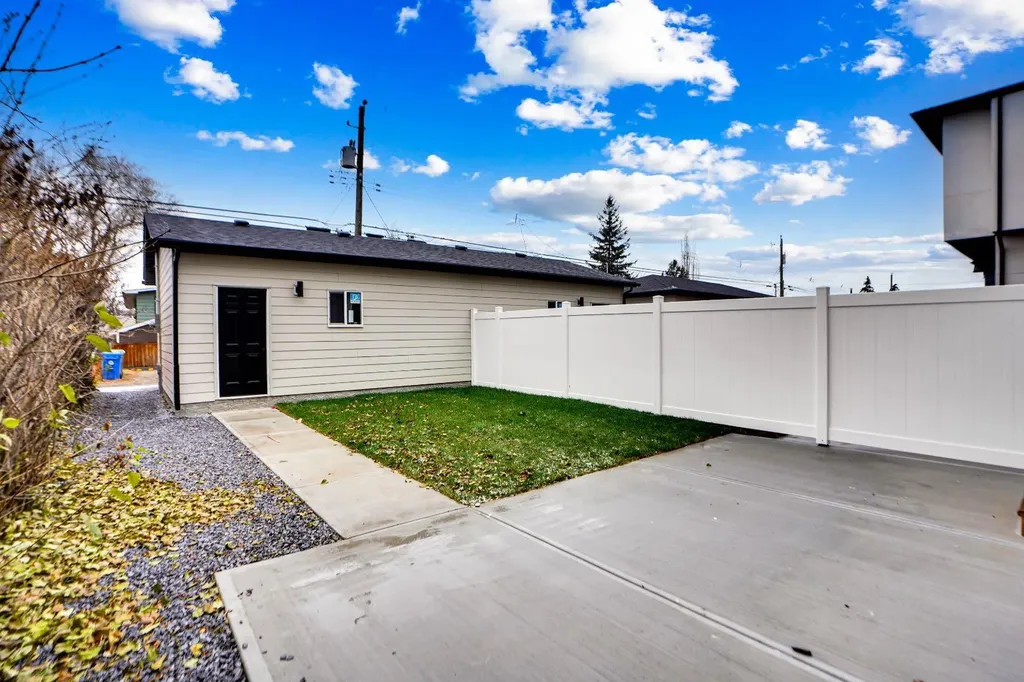 8528 47 Avenue NW Calgary AB t3b1z9