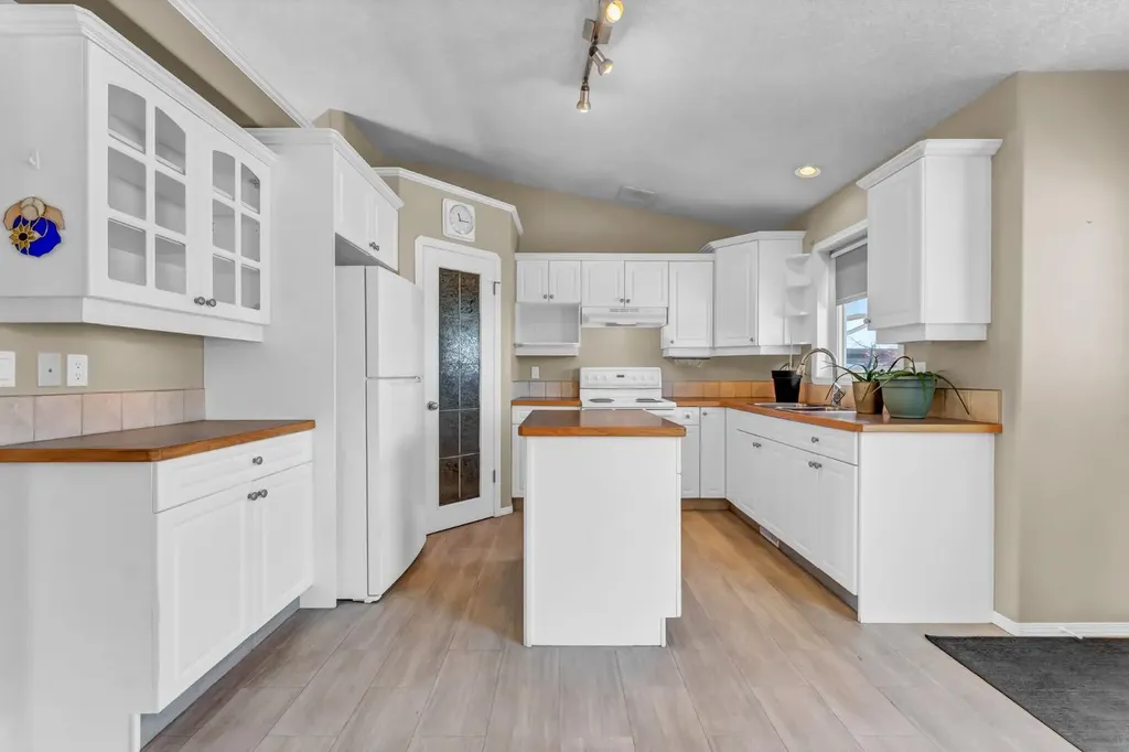 970 Kipling Crescent SW Redcliff AB T0J2P0