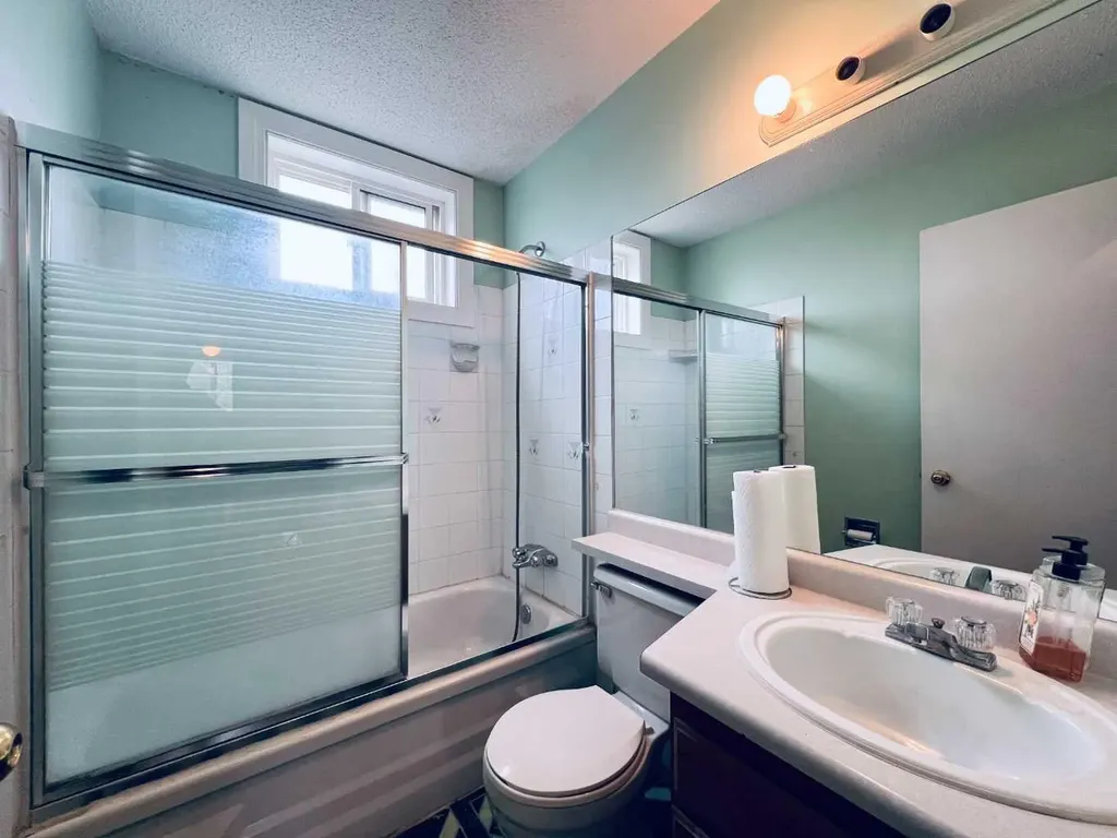 3809 45 Street SW Calgary AB T3E 3H4