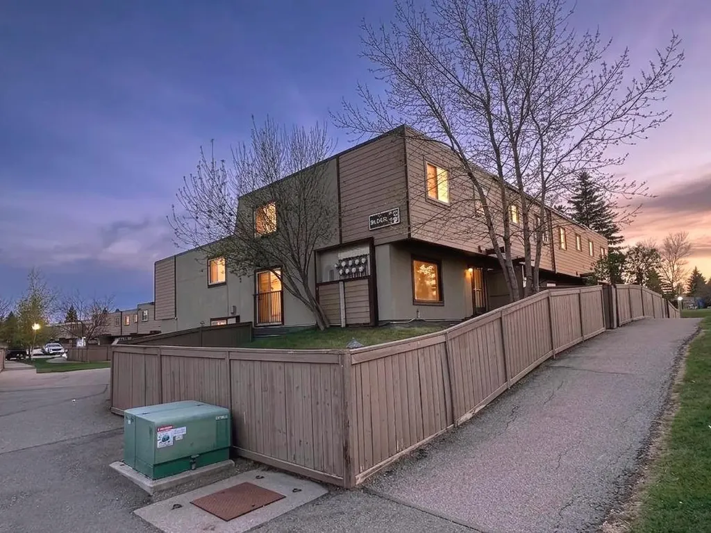 3809 45 Street SW Calgary AB T3E 3H4