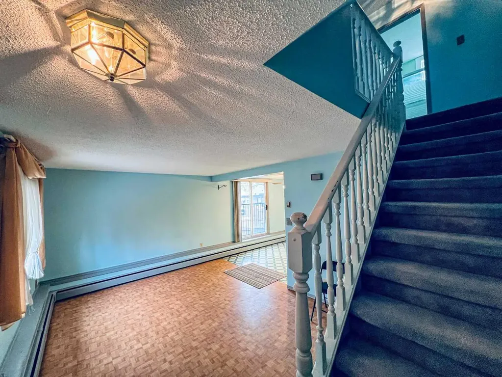3809 45 Street SW Calgary AB T3E 3H4