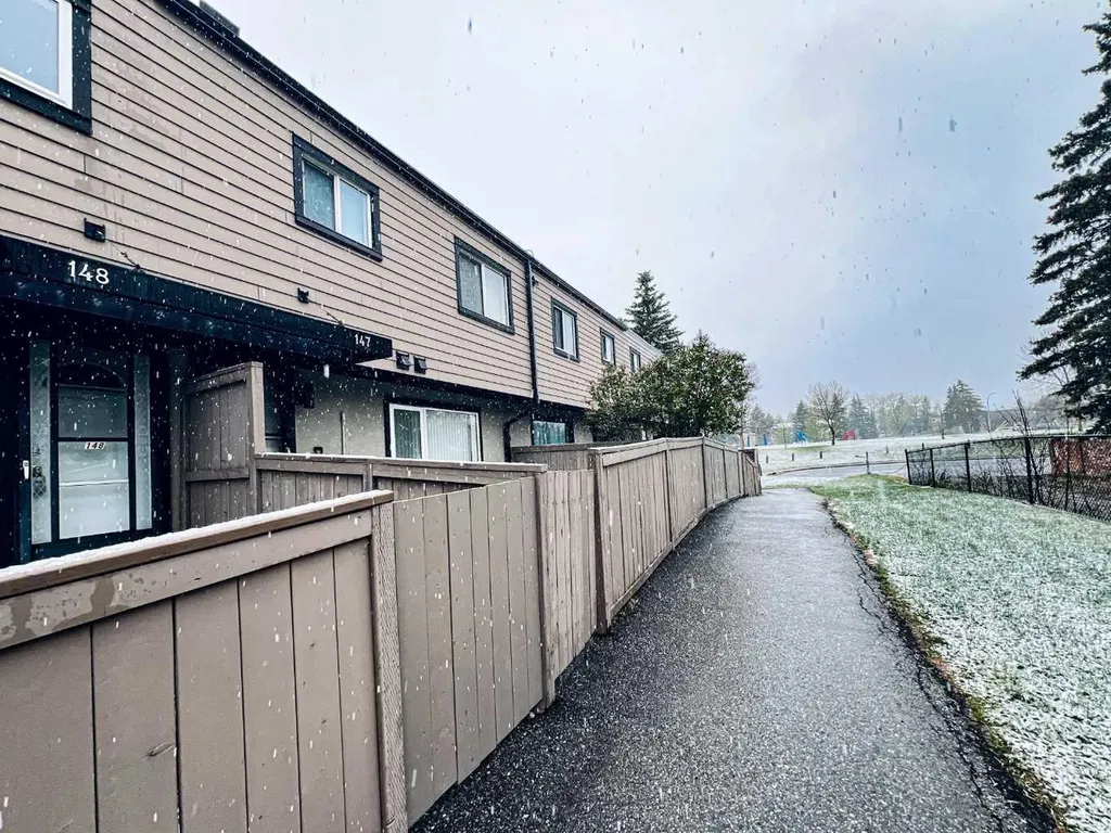 3809 45 Street SW Calgary AB T3E 3H4