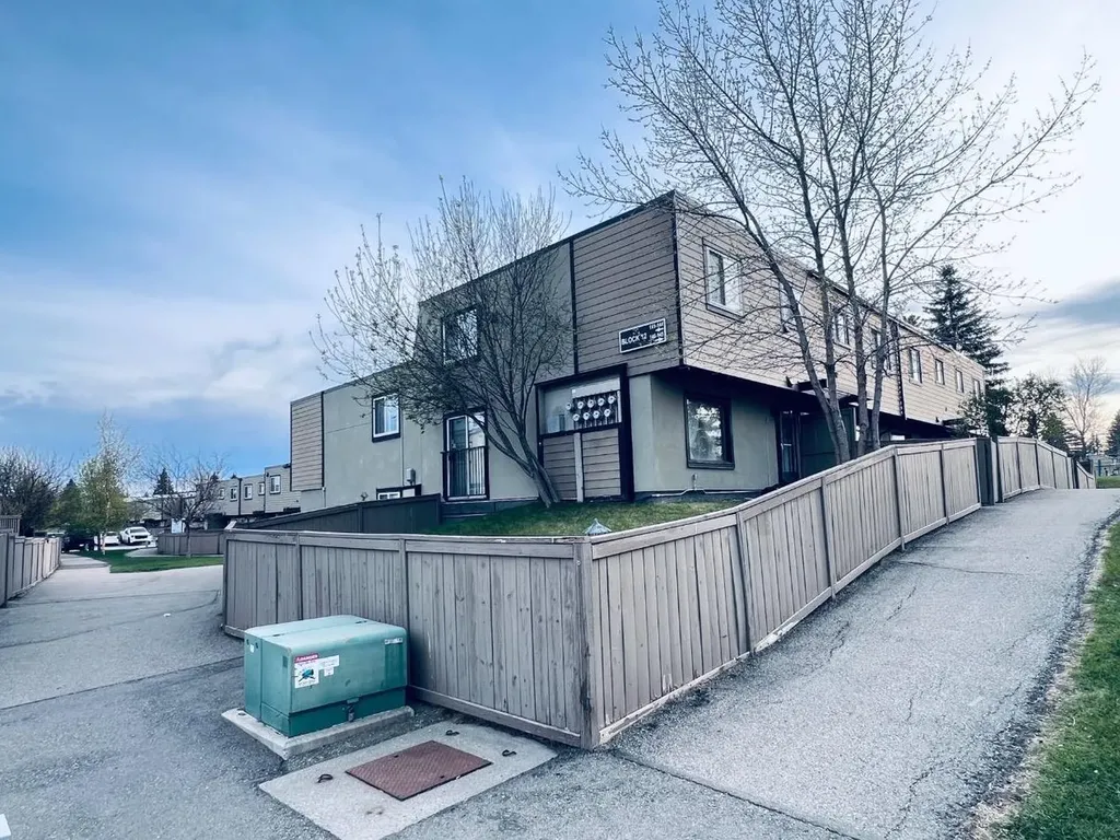 3809 45 Street SW Calgary AB T3E 3H4