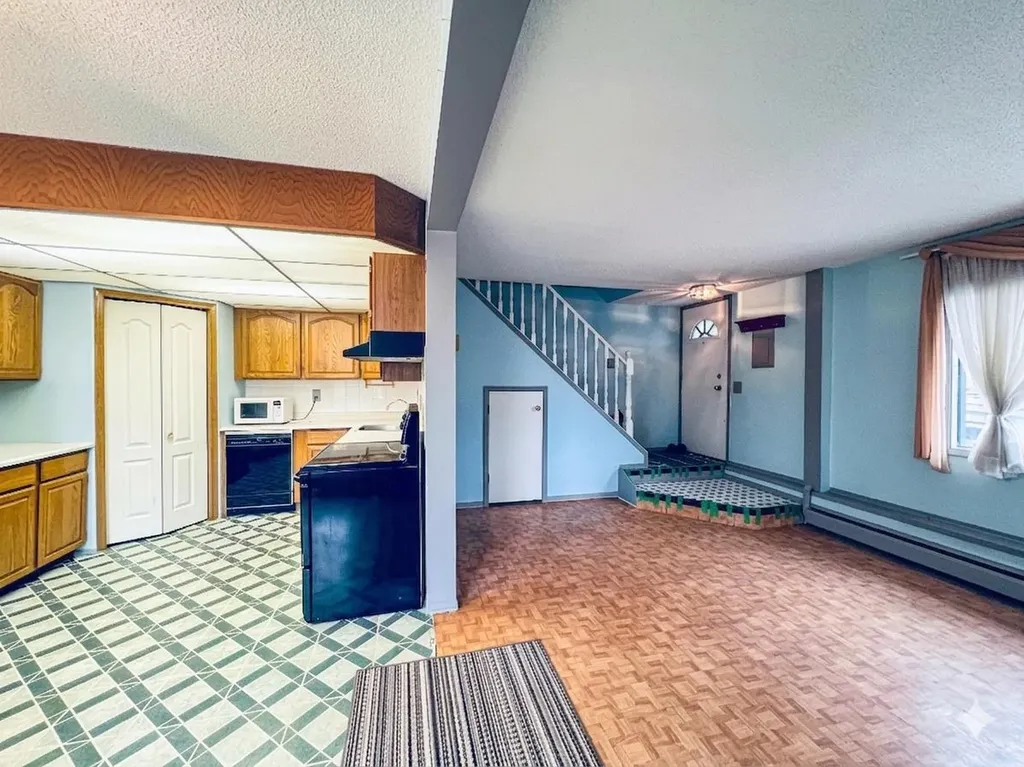 3809 45 Street SW Calgary AB T3E 3H4