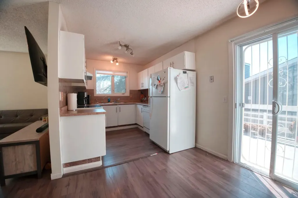 95 Castleridge Close NE Calgary AB T3J1Y9