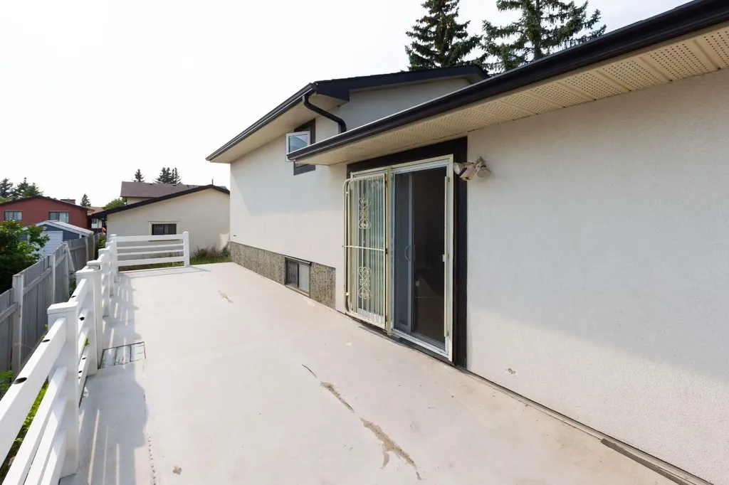 95 Castleridge Close NE Calgary AB T3J1Y9