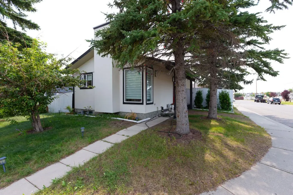 95 Castleridge Close NE Calgary AB T3J1Y9