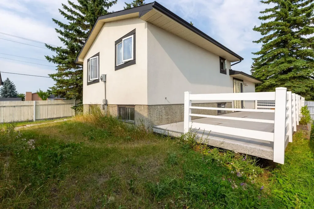 95 Castleridge Close NE Calgary AB T3J1Y9