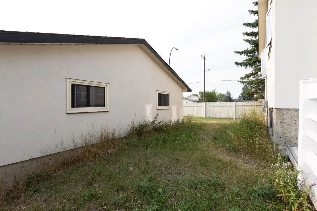 95 Castleridge Close NE Calgary AB T3J1Y9