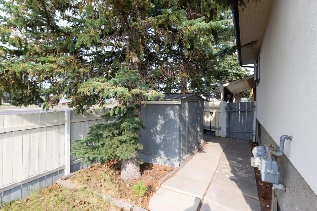 95 Castleridge Close NE Calgary AB T3J1Y9