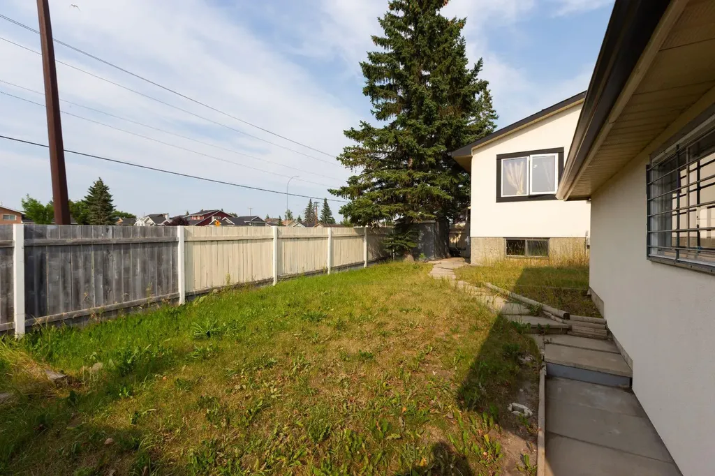 95 Castleridge Close NE Calgary AB T3J1Y9