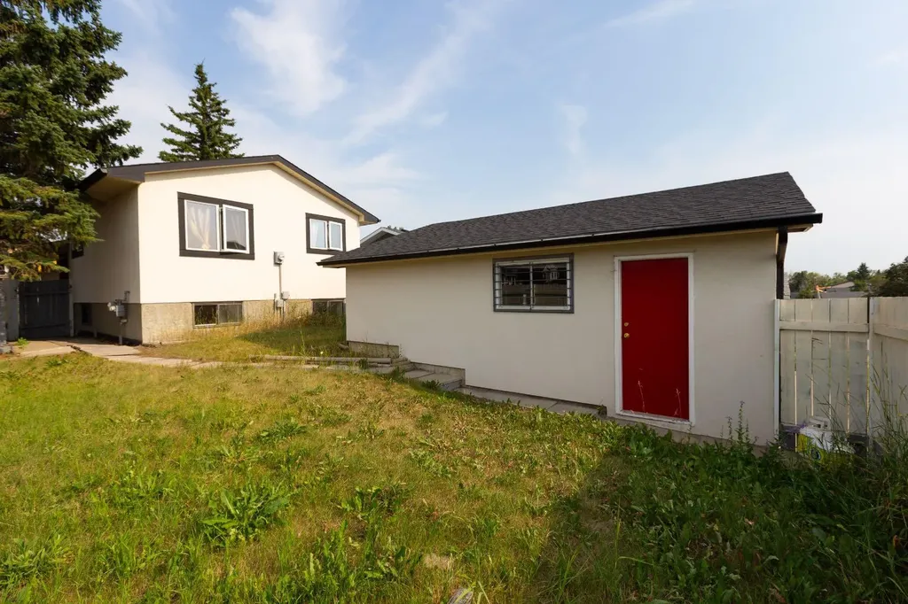 95 Castleridge Close NE Calgary AB T3J1Y9