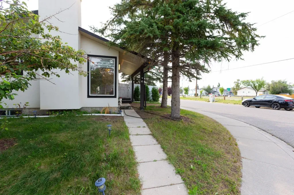 95 Castleridge Close NE Calgary AB T3J1Y9