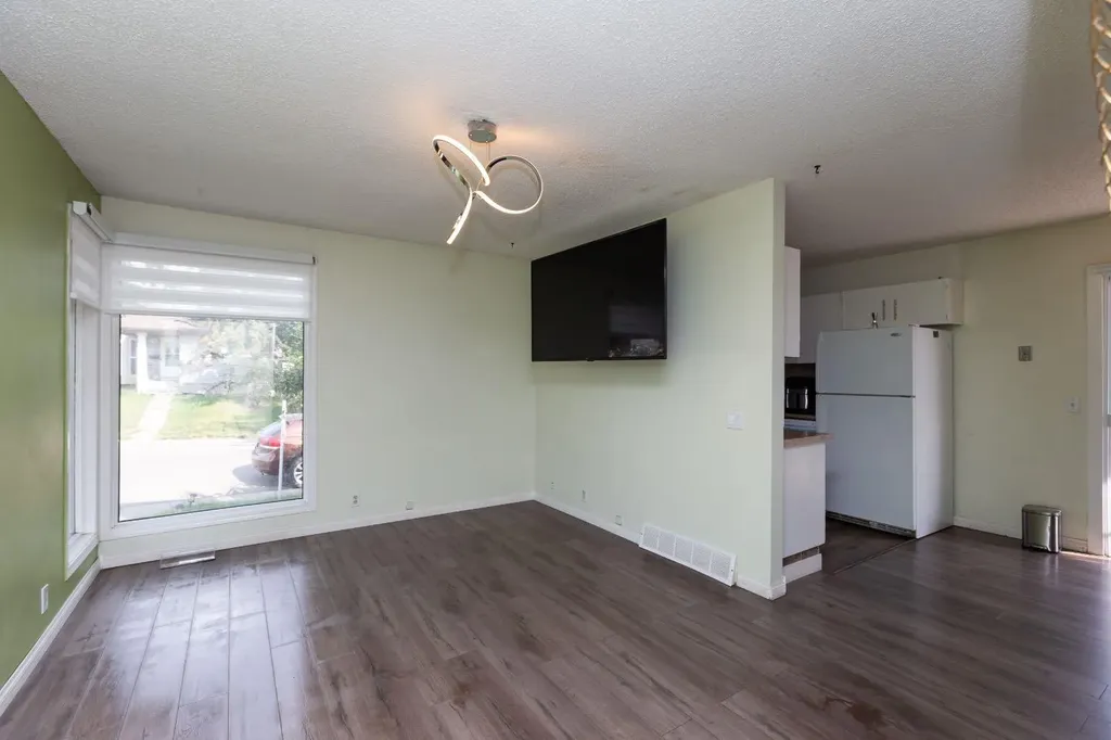95 Castleridge Close NE Calgary AB T3J1Y9